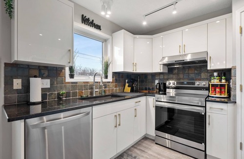 Sunnyside House | *Bow River Views* Spacious Downtown House (With Games Room)