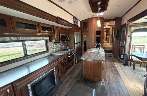 Belgrade RV Rental | Bozeman Basecamp | Luxury RV 11 min from BZN