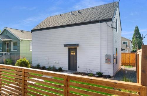 Greenwood House | Brand New Home 10min To Green Lake