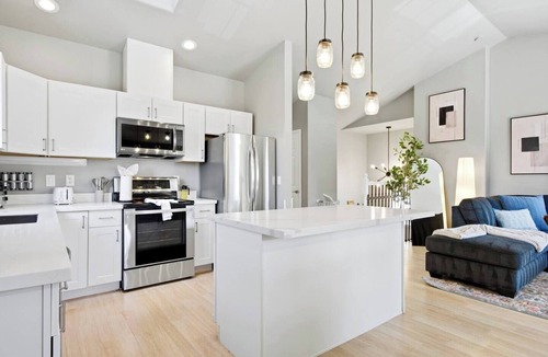 Maple Leaf House | Bright 3BR/2BA Retreat Near UW & Northgate Station