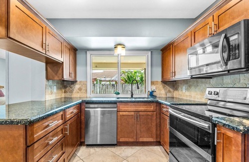 Wellington House | Bright and Comfy ~ 5 Star Location ~ Heated Pool