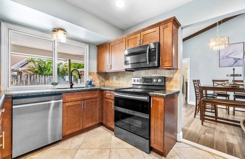 Wellington House | Bright and Comfy ~ 5 Star Location ~ Heated Pool