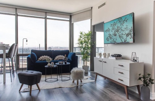 Bay Cloverhill Apartment | Bright & Beautiful Downtown Condo