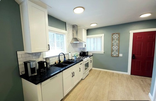 Lamanda Park Apartment | Bright Bungalow steps from Caltech & PCC, Close to the Rose Bowl, Kingsize Bed!