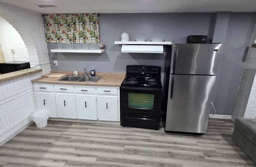 Brampton House | Bright & Cozy 2-Bedroom Main Floor Suite