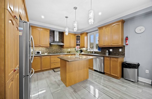 Brampton House | Bright & Cozy Detached Home ~ Sleeps 8 ~ 3.5 Baths