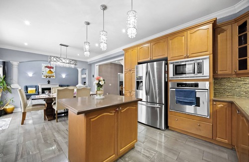 Brampton House | Bright & Cozy Detached Home ~ Sleeps 8 ~ 3.5 Baths