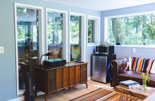 West Hills House | Bright, Modern Guest House @ Ferngully