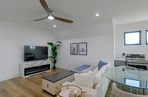 Waukee Apartment | Bright & Modern Studio, 15 Mi to Des Moines!
