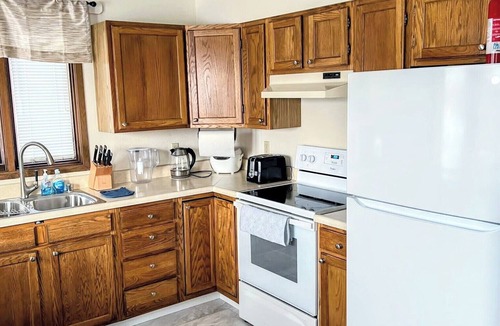Fairview Apartment | Bright & Spacious Downtown 2 Bedroom Apt w/King bed!