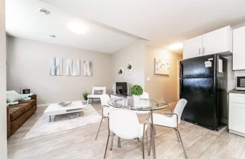Jasper Place House | Bright Spacious Suite - King Bed - Long Stays - WiFi