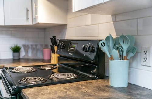 Jasper Place House | Bright Spacious Suite - King Bed - Long Stays - WiFi