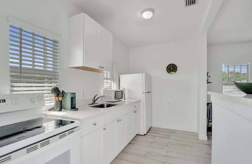Mango Groves Apartment | Bright Studio + Pool | Walk to Lake Worth