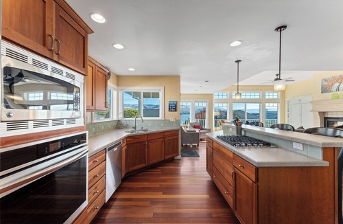 Wapato Point House | Bright Water Sunrise Home at Wapato Point Resort 5-bed Close to Sandy Beach/Pool