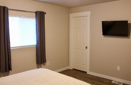Brighton House | Brighton Upper Suite Near Park & Light Rail