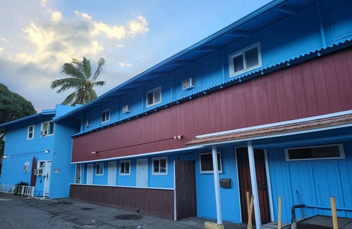Wailuku Apartment | Budget Downtown Studio-F Queen, AC, WIFI & 4 free Streamers!