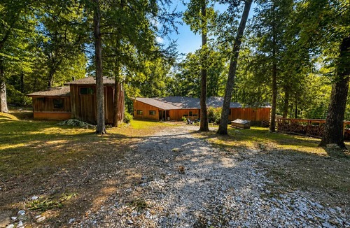 Parthenon House | Buffalo River ¬∑ Architect Riverfront ¬∑ Hot Tub
