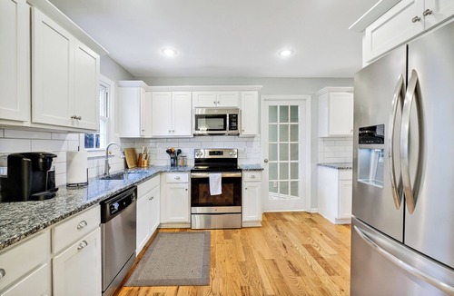 Eagles Nest House | CA Style Sanctuary 4BR3BA house with Heated Saltwater Pool and Hot Tub