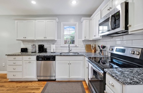 Eagles Nest House | CA Style Sanctuary 4BR3BA house with Heated Saltwater Pool and Hot Tub