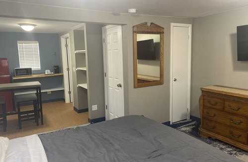 Longmont Hotel | Cabins on Main Longmont