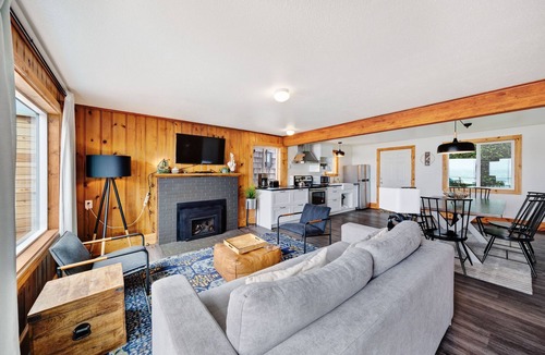 Edgewater Shores Cottage | Cape Cod Cottages 3: Oceanfront with hot tub