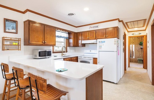 South Nags Head House | Catch a Vibe! Oceanside home 4 lots from beach. Updated with timeless OBX charm!