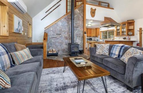Packwood House | Cedar Grove Lodge | BBQ | Wifi, Hot tub, AC