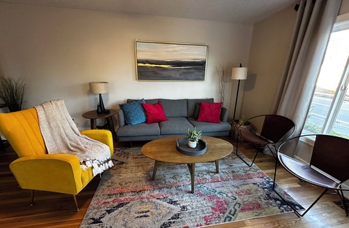 Hough Apartment | Central 2bed/2bath apartment in Vancouver DT with AC - pet friendly