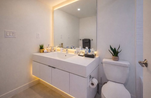 Wellington Place Hotel | Central 2BR Condo | Steps to CN Tower & Union Station