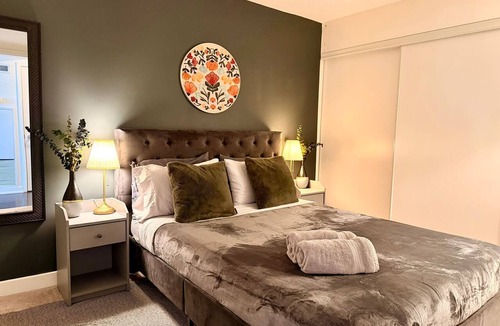 Wellington Place Hotel | Central 2BR Condo | Steps to CN Tower & Union Station