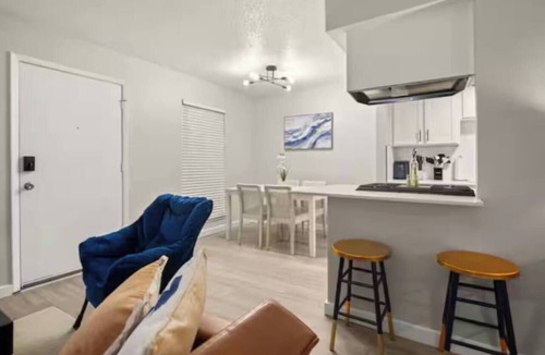 Hyde Park Apartment | Central Austin Parking Sleeps 5 Pet Friendly