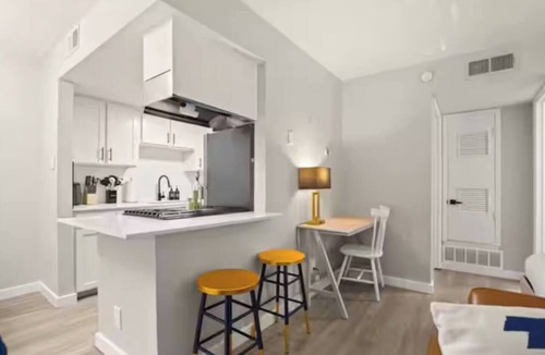Hyde Park Apartment | Central Austin Parking Sleeps 5 Pet Friendly