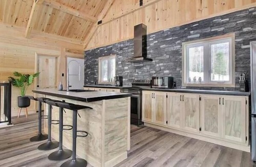 Saint-Philemon Ski Chalet | Chalet l'Amical Scandinave avec Spa by Alchalet