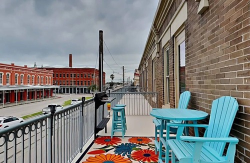 Galveston Condo | Charming 2-bedroom condo located on the Historic Strand with WiFi, AC