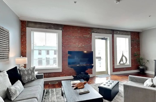 Galveston Condo | Charming 2-bedroom condo located on the Historic Strand with WiFi, AC