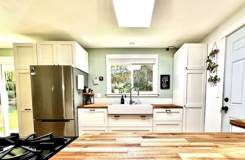 Mount Vernon House | Charming, 3 BR Home on a corner lot in Mount Vernon.