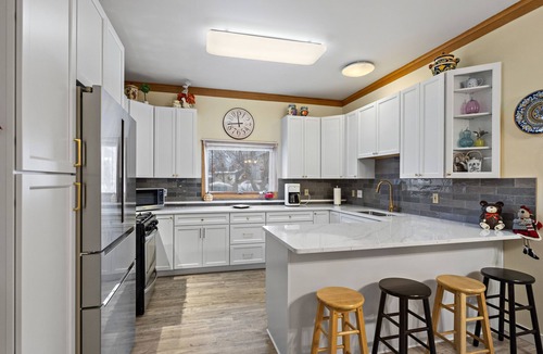Spenard House | Charming 5-bdrm w/6beds, 4 bathrooms, house in Anchorage. Lots of parking, WIFI