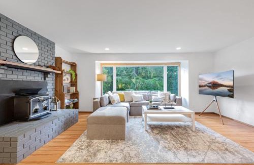Inglewood-Finn Hill House | Charming and Spacious House with Relaxing Huge Deck