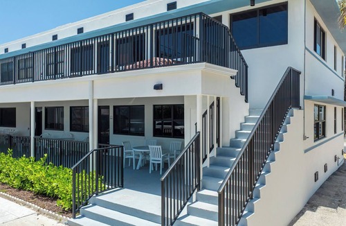 Hollywood Condo | Charming beachfront condo 70 steps to Hollywood Beach, pool & free parking!