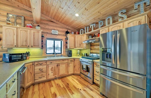 Bedford Cottage | Charming Bedford Cabin w/Private Hot Tub!