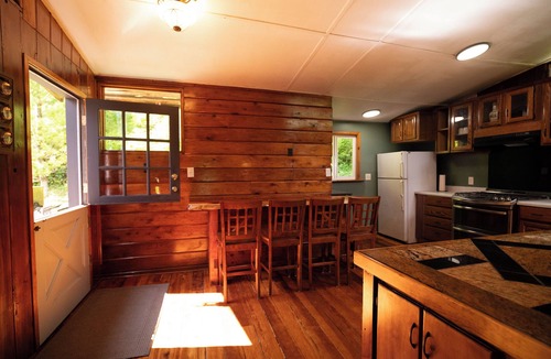 Ketchikan House | Charming Cabin Retreat – Walk to Whipple Creek, Private nearly acre.