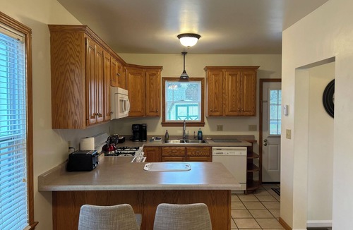 Grove City House | Charming Cape Cod - Walking Distance to GCC