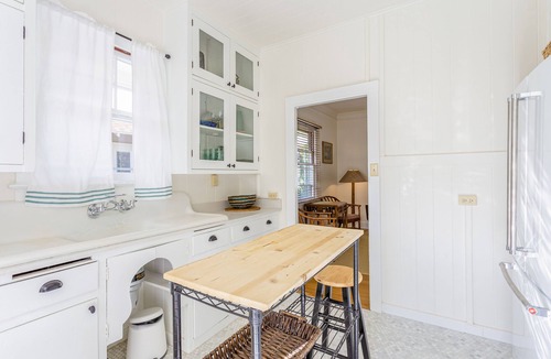 Diamond Head - Kapahulu - St. Louis Cottage | Charming cottage close to everything - walk to beach, zoo, & park