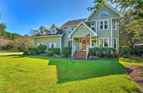 Wilmington House | Charming French Chateau with Deck Near Beach!