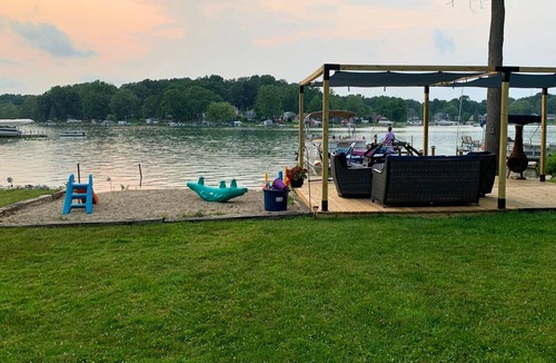 Vandalia Cottage | Charming Lakefront Cottage