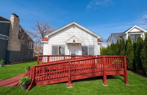 Navarre Cottage | Charming Lakefront Cottage on Lake Minnetonka — Bring Your Boat.