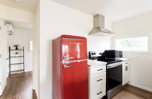 Holly Park Cottage | Charming light-filled cottage near airport & DT