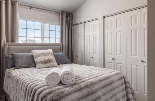Sand Lake House | Charming Luxe Home Sleeps 4