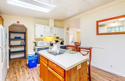 Sumner House | Charming Northwest home w/a full kitchen, private back yard - near Lake Tapps