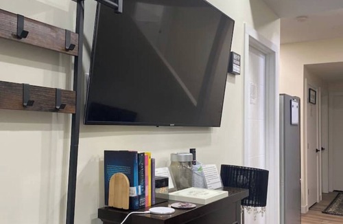 Calgary Apartment | Charming Oasis Tranquil Suite 8 min Airport, AC
